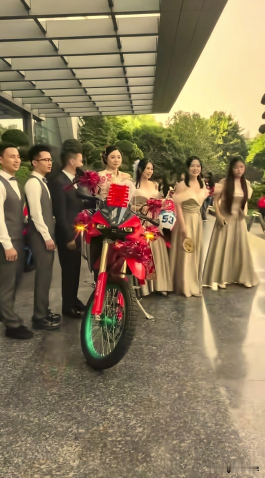 10月6日，凯越001号员工大婚。迎亲车队由30辆张雪机车、30辆凯越机车共同组