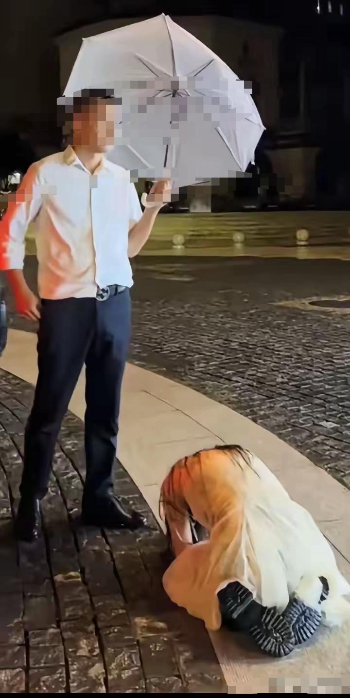 很不理解有些女的，既然爱出轨，那就光明正大跟外头的去过就得了既然被抓，还跪