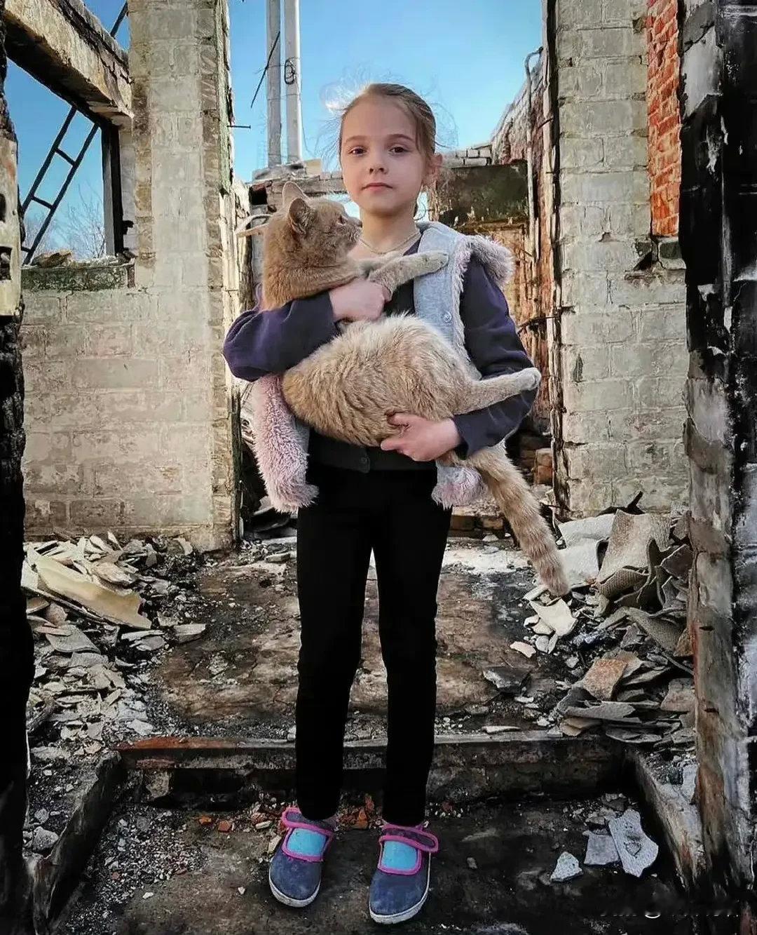 灾难中的女孩与猫，相互依偎！