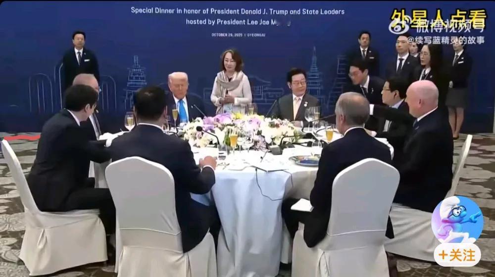 吃晚宴，后面一帮人盯着你吃不自在一帮大佬挤在一张一张小桌子上不大气李在