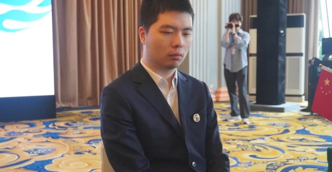 [抠鼻]真没想到，擂台赛中国派出的先锋大将居然是李钦诚！说起来快刀李钦诚的棋风也