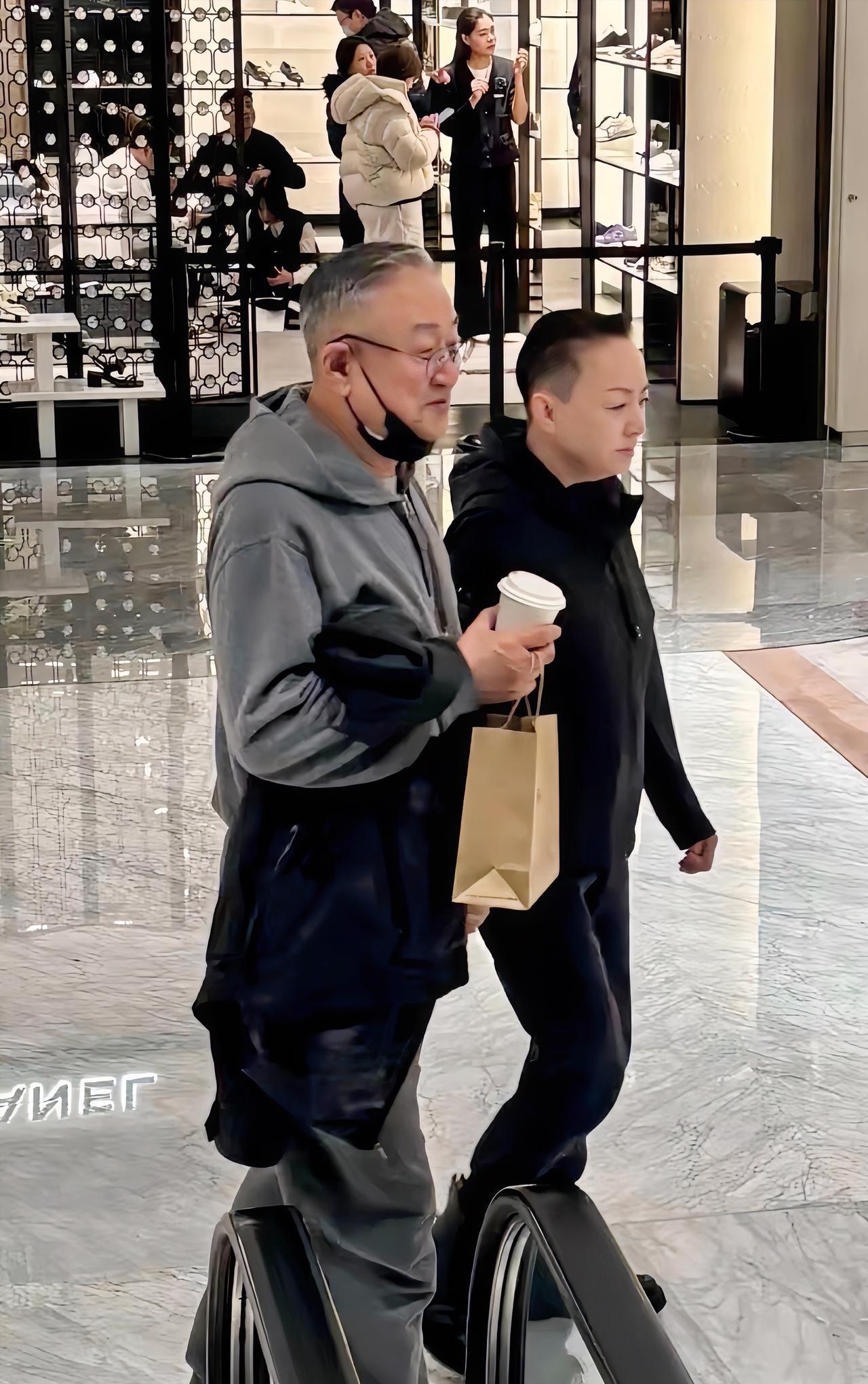 宋丹丹与三婚老公赵玉吉已经相伴27个春秋了，夫妻俩经常一起逛商场，十指紧扣着边走
