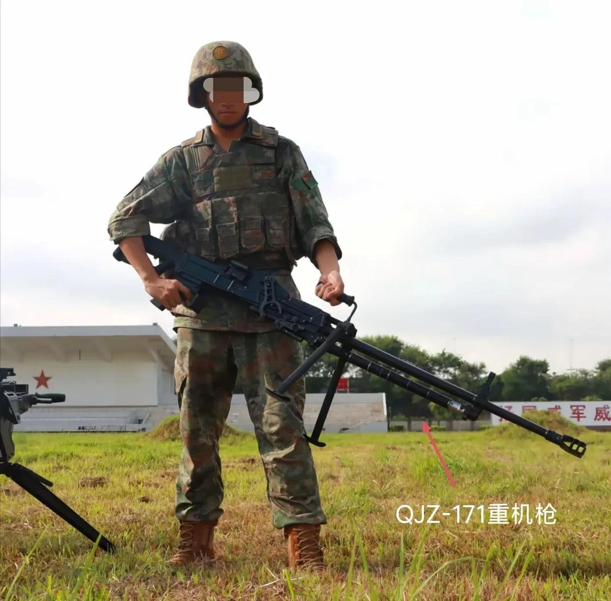 中国最新型的重机枪就是照片上战士手中的QJZ-171重机枪，它的口径是12.7毫