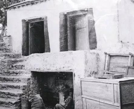 1938年冬天，丹增手腕上那圈铁锈，是真铁，不是故事。他父亲交不出“雪灾税”，