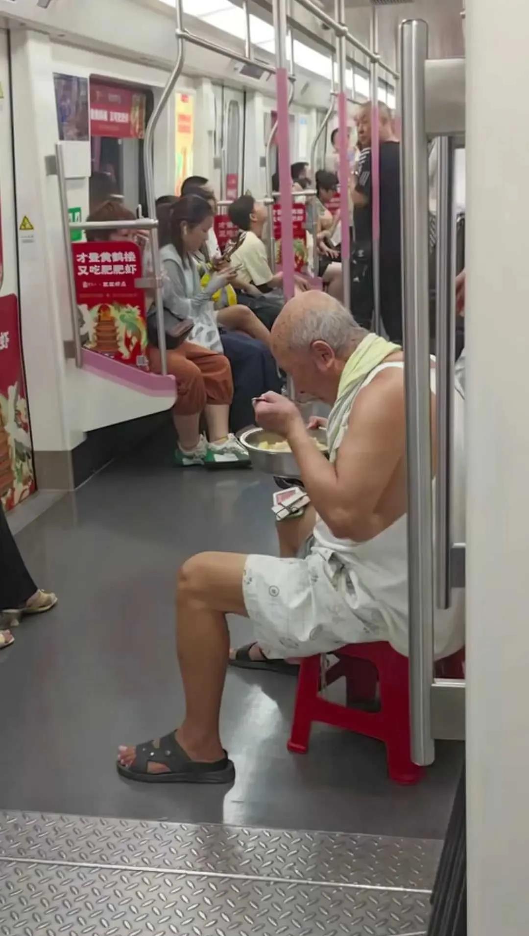 还得看这个大爷啊，吃饭乘车两不误