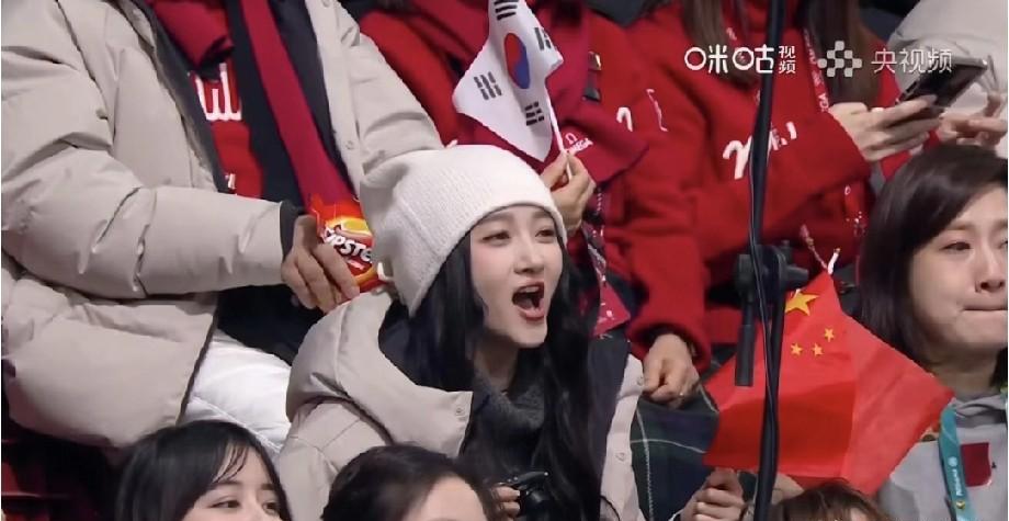 冰刀划破米兰零点零三秒，镜头扫过，关晓彤攥着国旗指节发白。欧米茄计时牌定格42