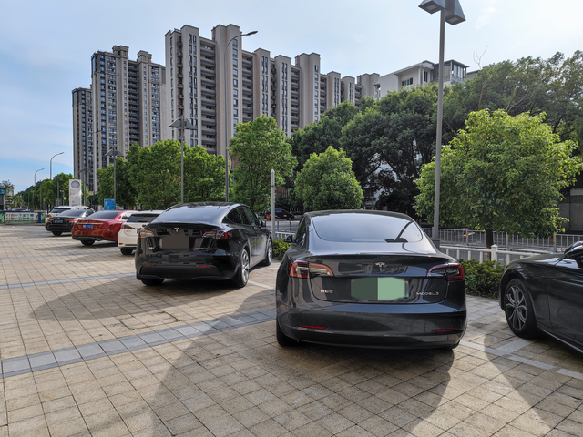 采耳路上遇到m3两个车停在一起，Y的屁股高了许多，地盘其实也没高多少，车身比例