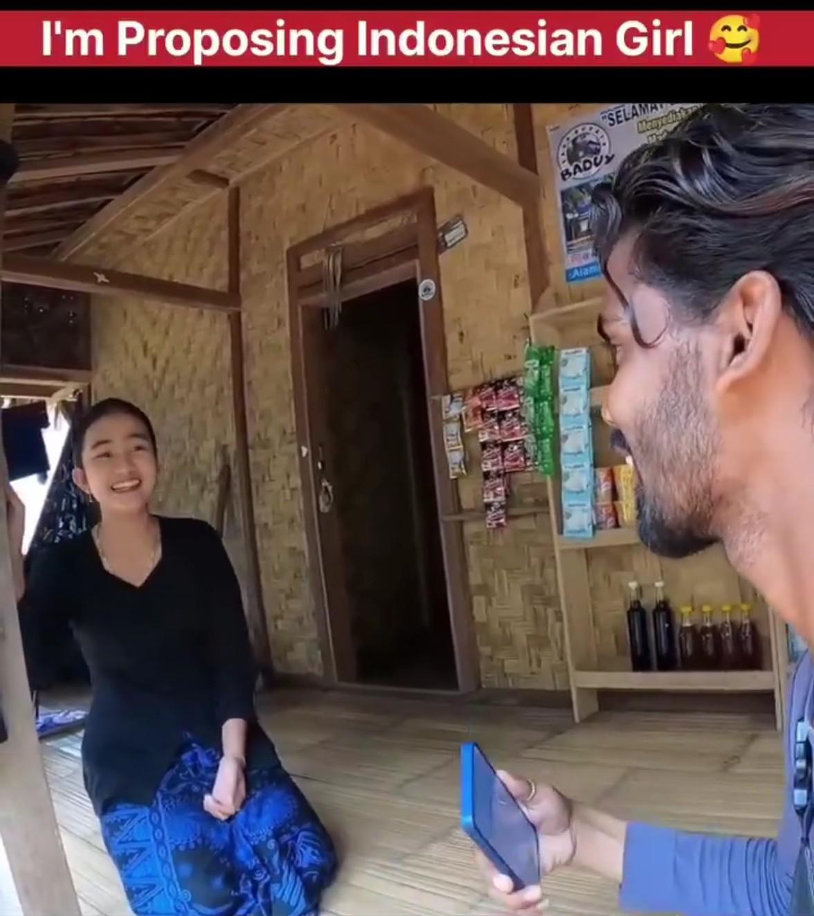 得到回复只有一句【no】，十万点暴击啊，印度男子尬笑救场。这名女孩来自印尼的巴