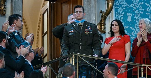 一条腿没了，还是连下半身也没了。拿了最高荣誉的英雄，可能连家都要保不住了。