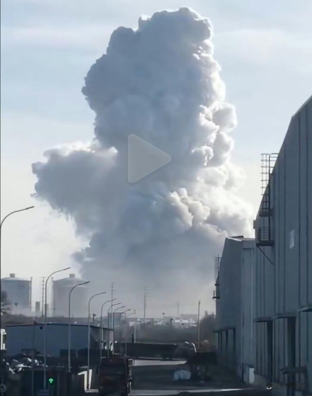 看到包头钢厂爆炸的消息，我马上做了三个决定。第一个决定，立刻给家里每个窗户