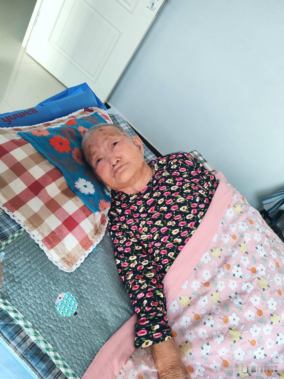 母亲瘫痪八年，日夜颠倒，吃饭是唯一乐趣，闹腾是日常主旋律。她能糊涂到报错自己