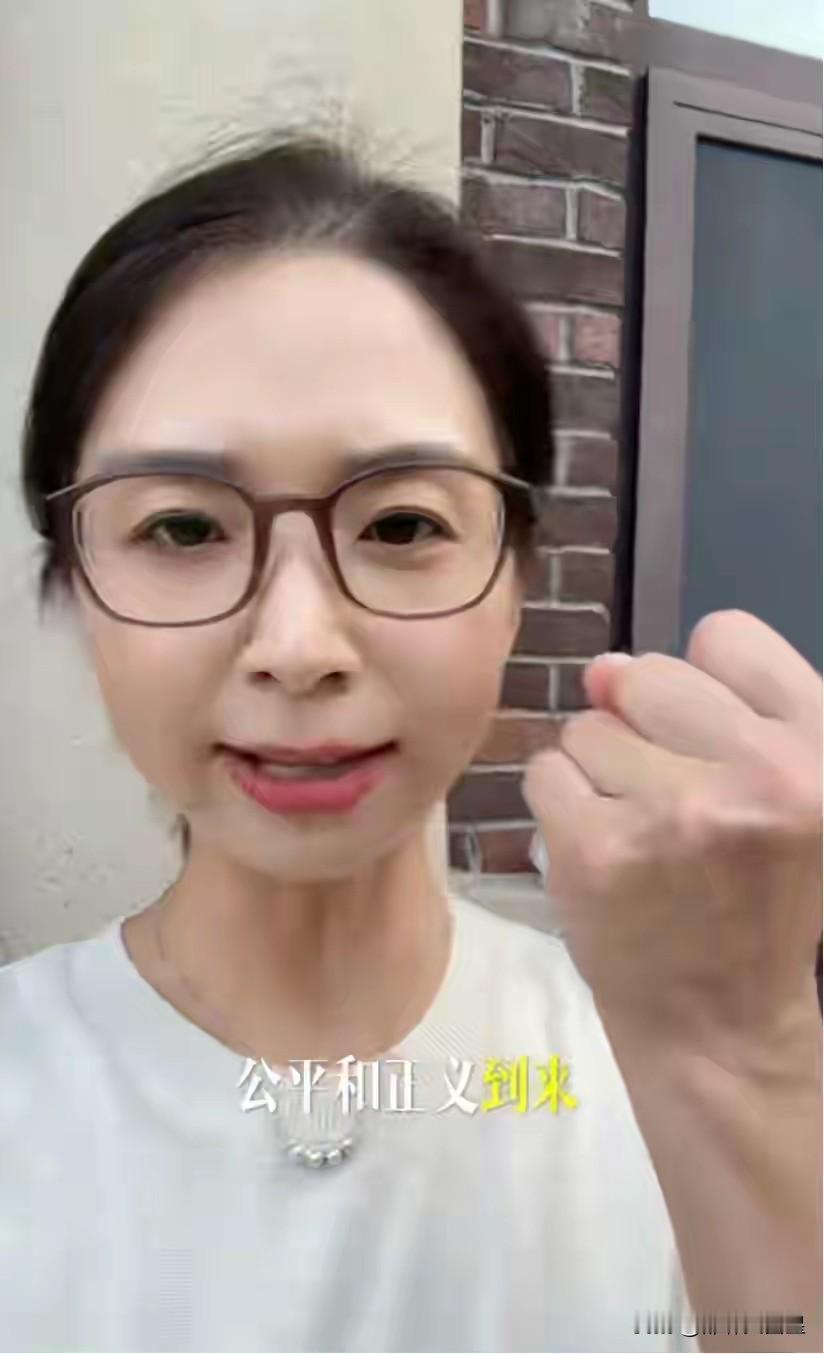 真搞不懂，明明崔丽丽是受害者，可评论区里好多网友为何都不同情她？今天上午庭审结