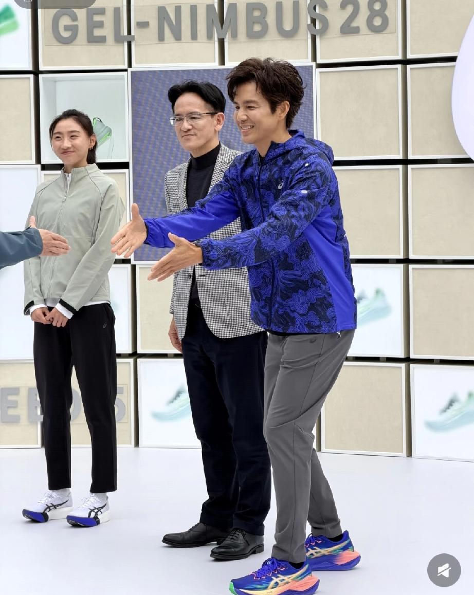 钟汉良成都准备跑马拉松，肤色发黑，有点像邻家大姨!3月21日，钟汉良现身成都