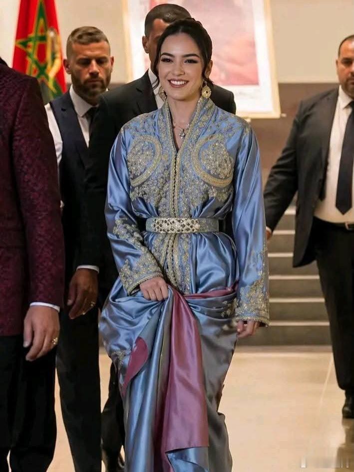 摩洛哥王室🇲🇦4月22日，拉拉.卡哈迪加公主在姑姑们拉拉.梅丽姆公主、拉拉