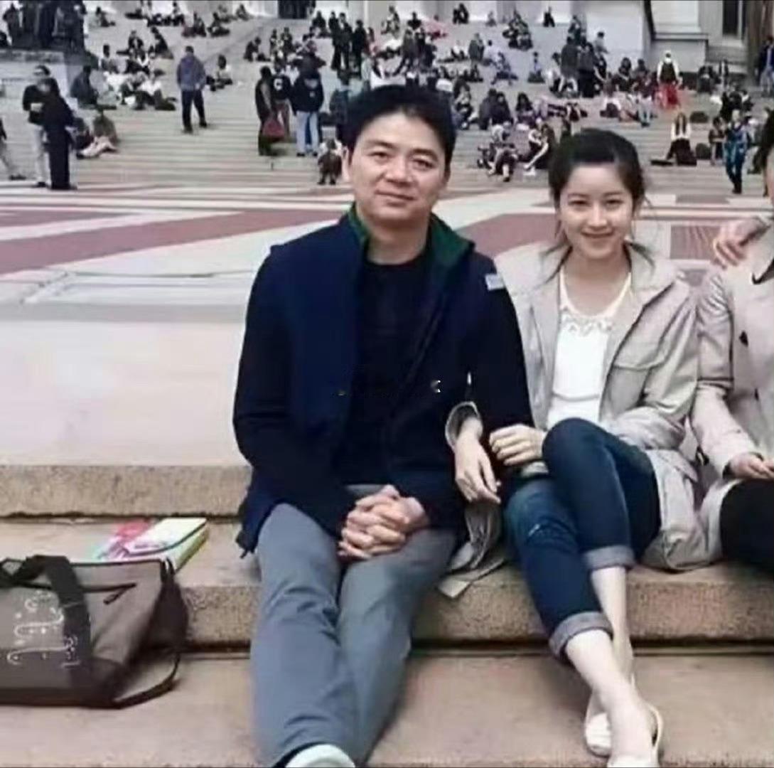这会的刘强东三十八岁，章泽天十八岁，刚认识不久​​​章泽天采访没有一个菜入味