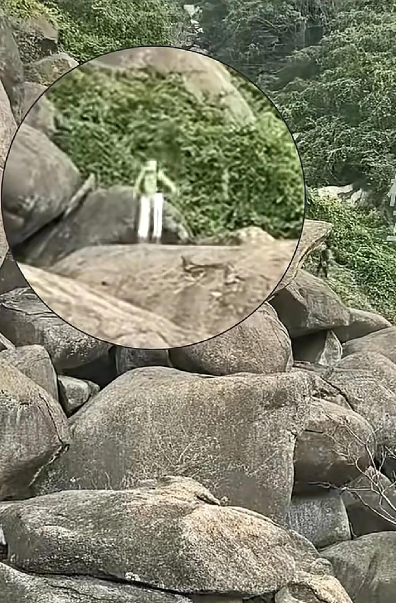 爬山一定要注意安全江西南昌附近一个景区内有几位游客在登山过程中可能是玩的比较开