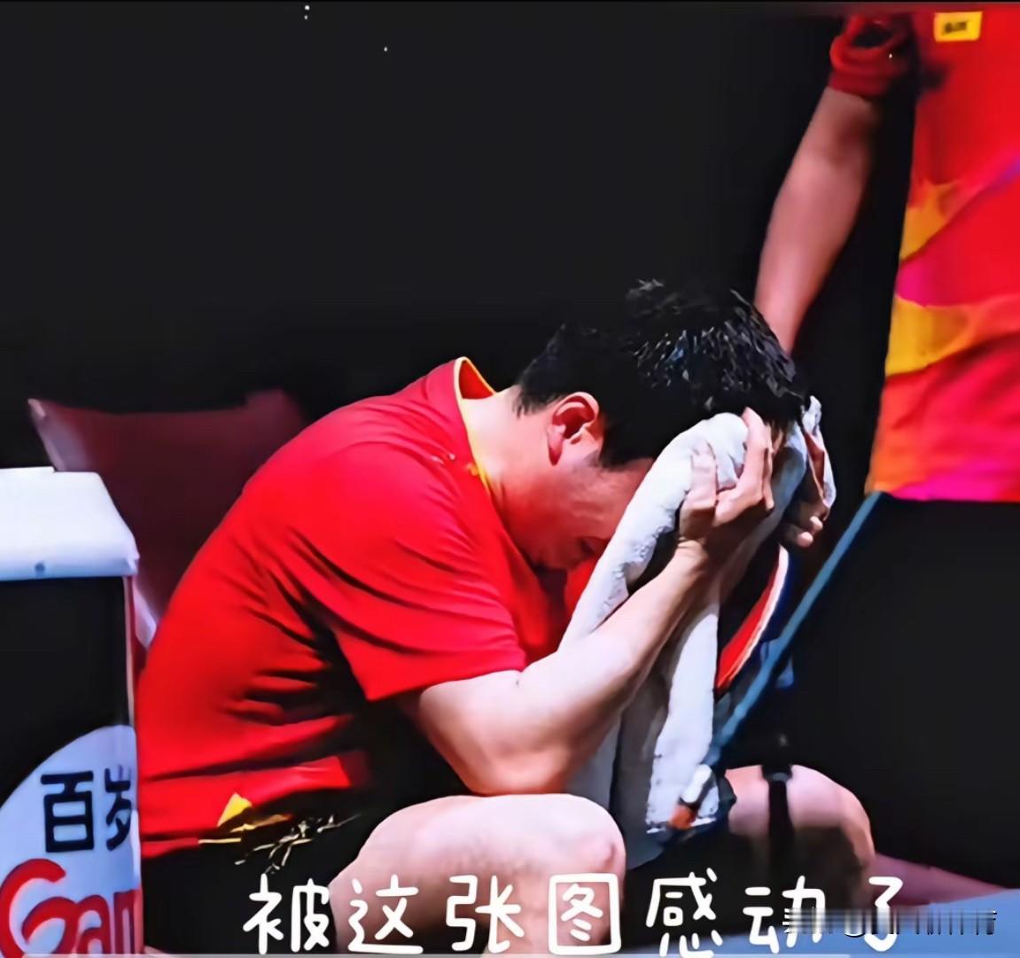 原来梁靖崑失利后坐在凳子上哭得这么凶啊！这张图片真的很让人动容，大胖用毛巾捂着脸