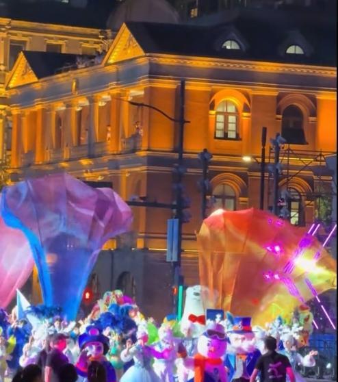 上海外滩今夜璀璨！第36届上海旅游节大巡游全球绽放。2025年9月13日今晚8