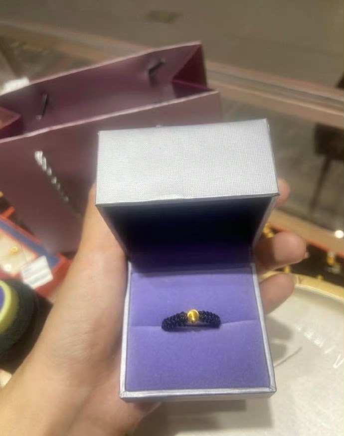 如果你的孩子17岁，给你买了个300块钱的小黄金，你会吵着闹着去退吗？[汗]