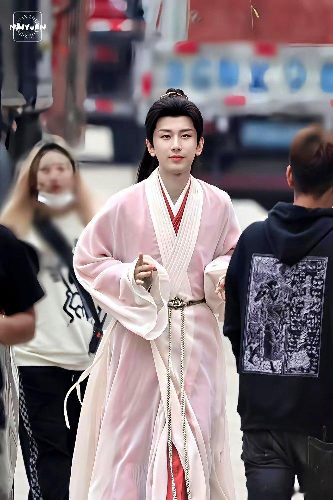 我以为成毅演完李莲花就出戏了，直到横店那张照片传出来。2026年，有人拍到成毅穿