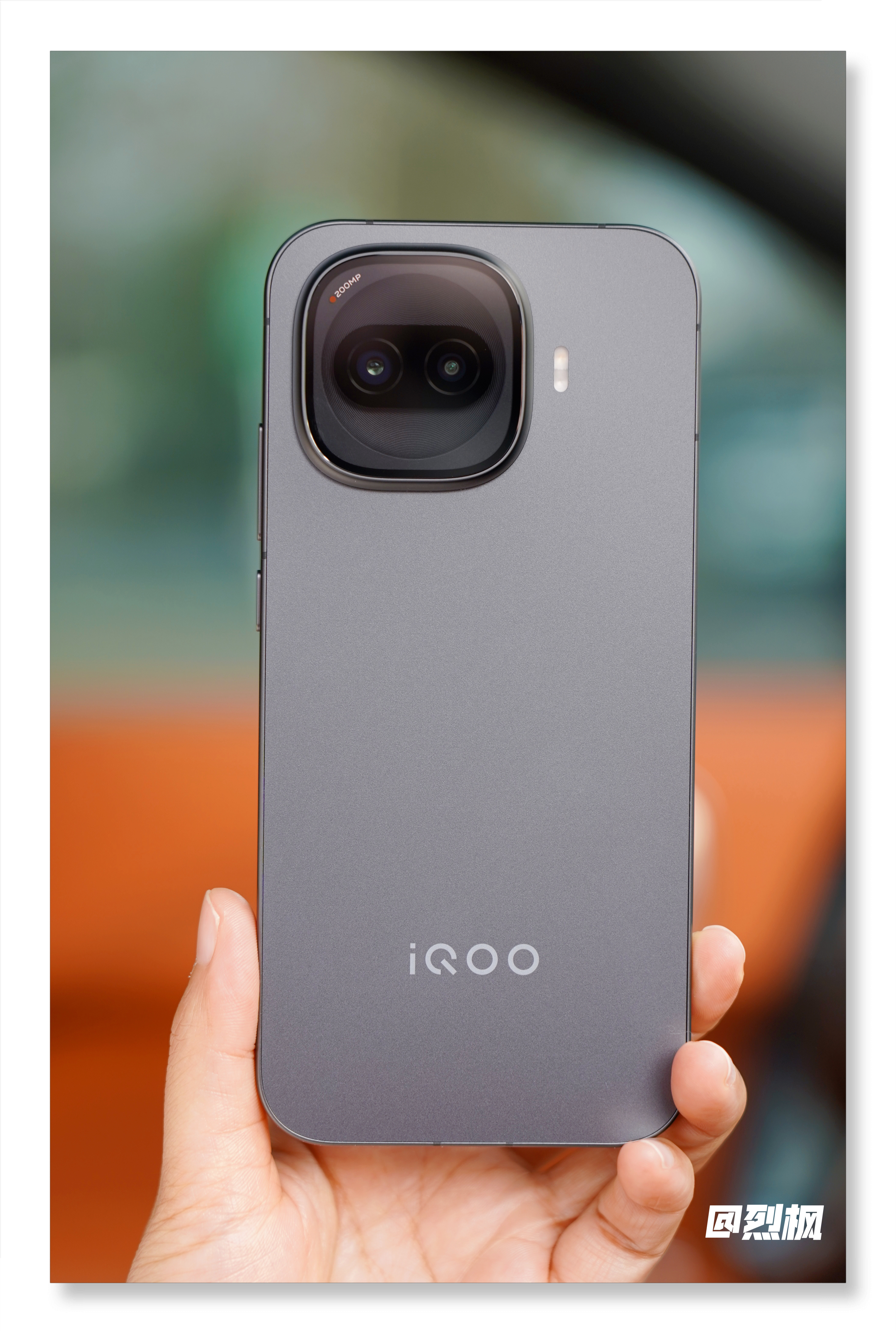 发一组iQOOZ11Turbo极夜黑真机图赏！6.59英寸黄金中屏+金属直角