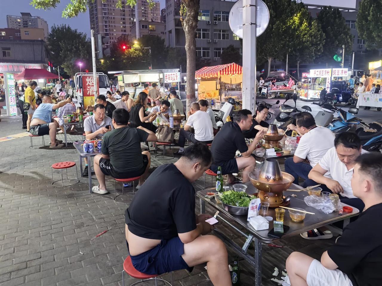 我跟你说，财运来了真的挡都挡不住！楼下卖肉的门口，后院开起铜锅涮！别说卷不卷，挣
