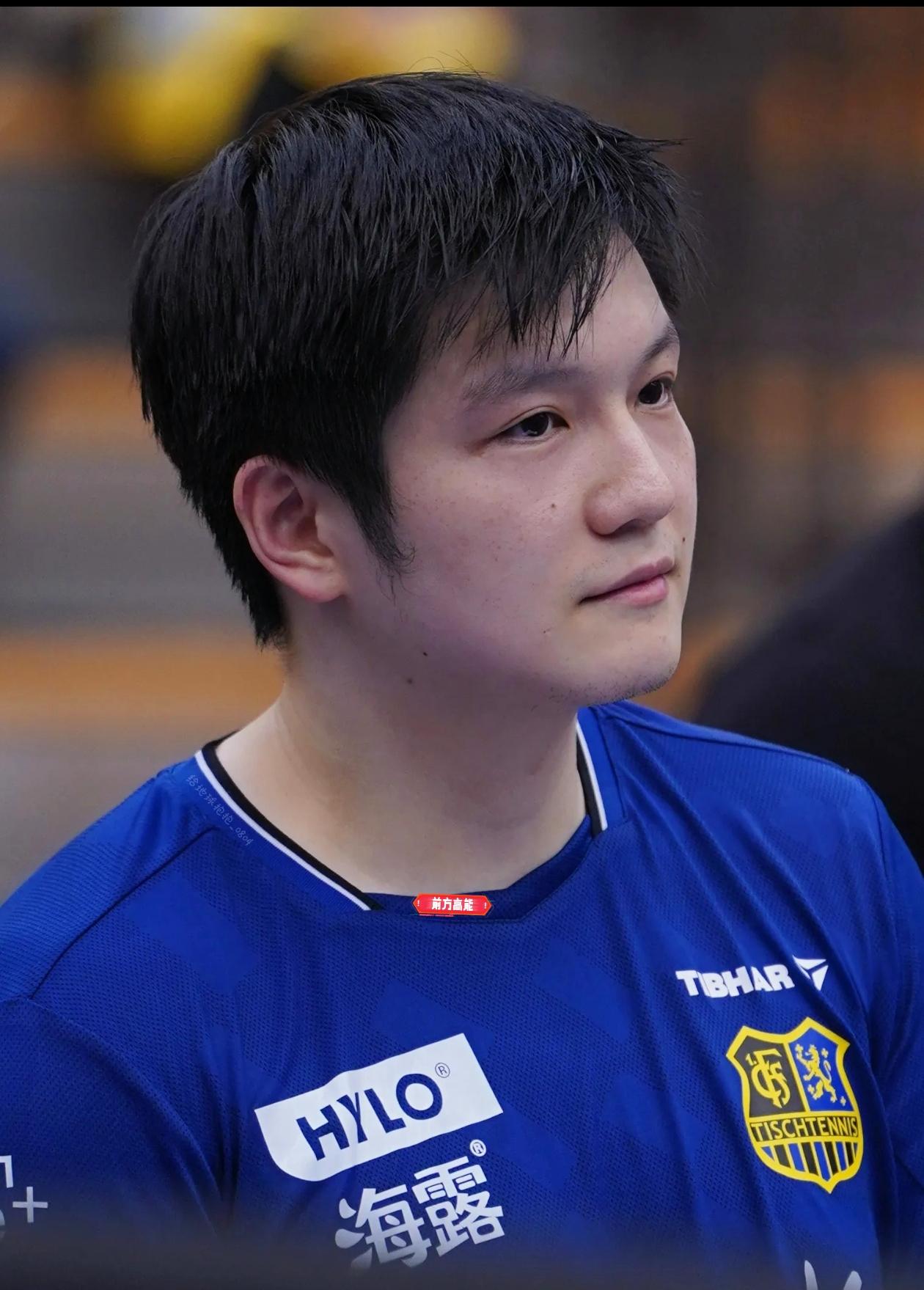 他首秀居然输了。这事儿一下就有意思了。一个世界第一的乒乓运动员。自己主动