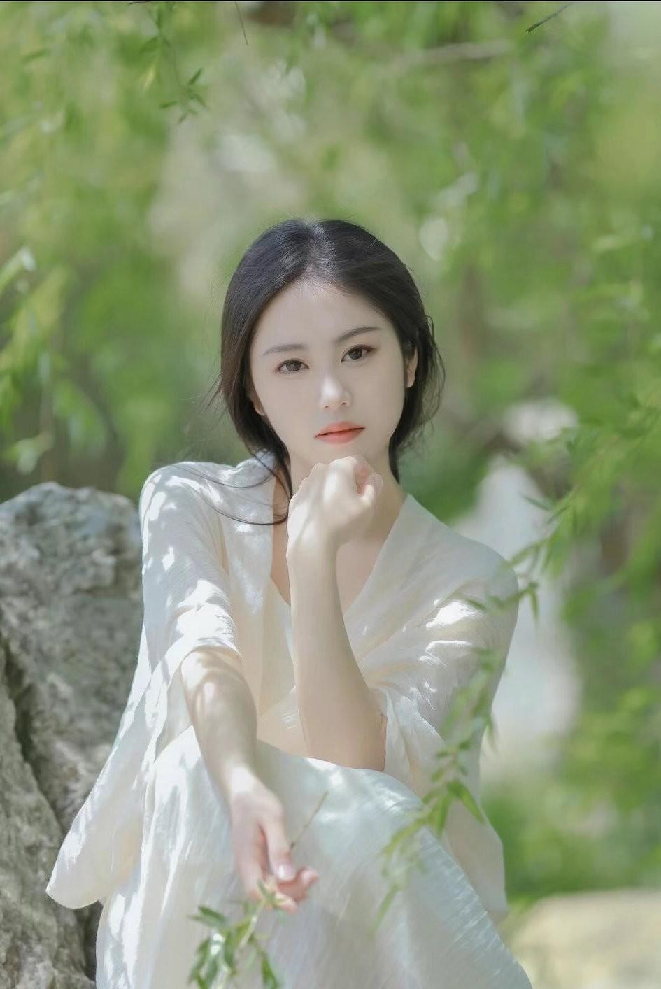 阳光明媚山水翠，悠闲佳人思无涯。