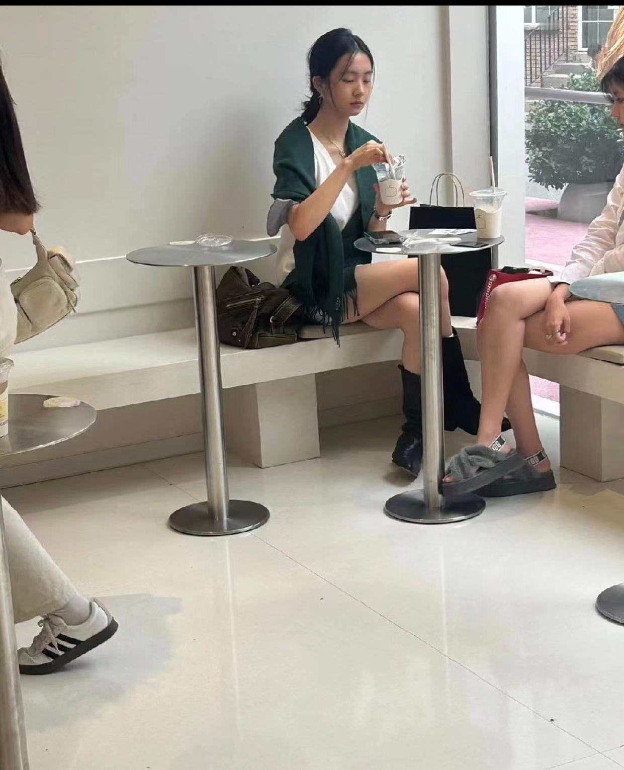 黄多多真的和她妈妈孙莉一模一样。