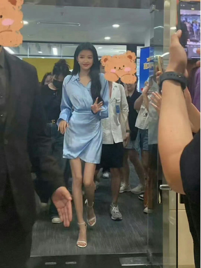 有没有人发现，孙怡在内娱存在感不高，合照却能赢得很轻松。