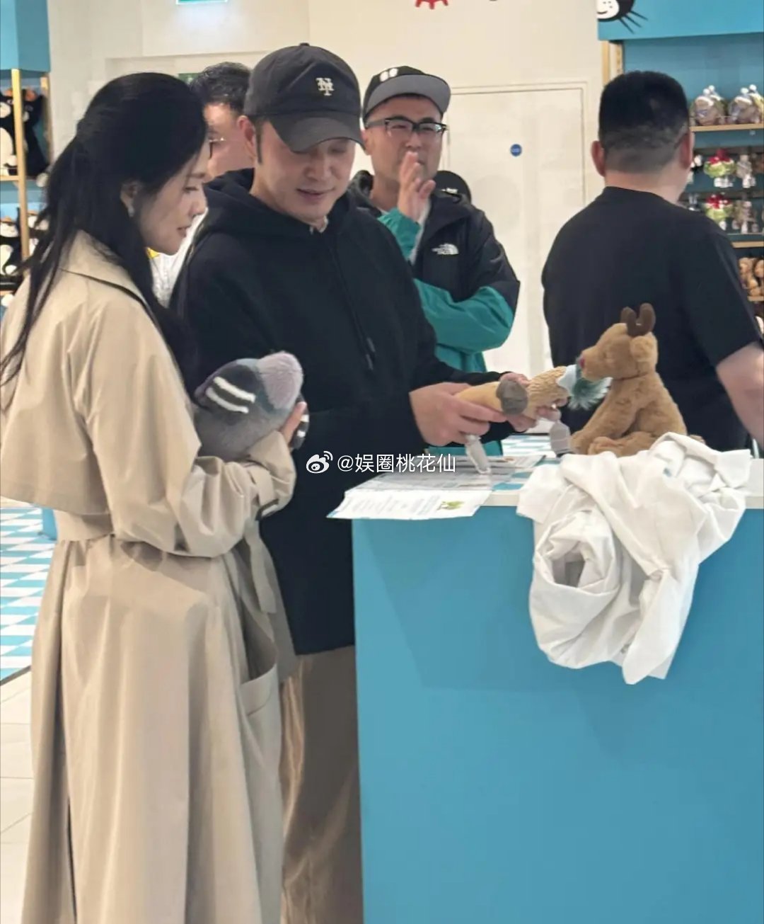 网友伦敦逛街偶遇沙溢胡可，沙溢瘦身成功，胡可穿风衣气质优雅​​​