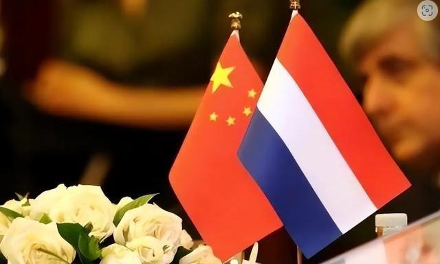 俄罗斯的死穴只有一个，就是中国，一旦中国稳固，俄罗斯的实力就难以被彻底击败。