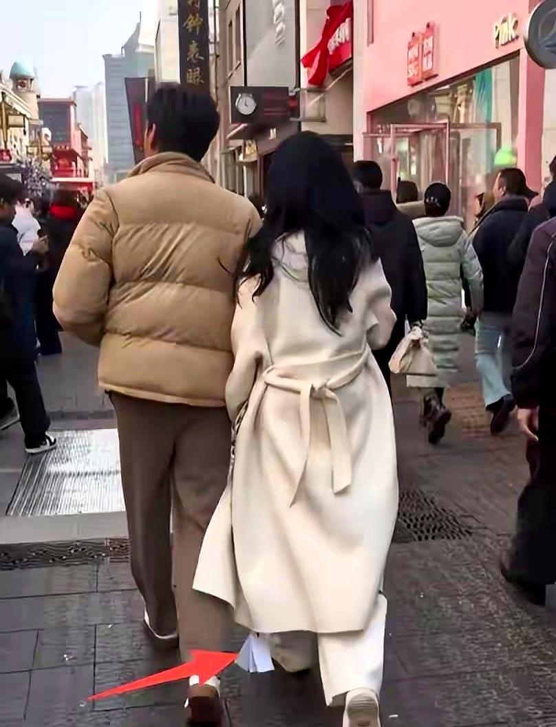 伊能静那件白色大衣，吊牌在沈阳的风里晃了一路，网友的评论区直接炸了。秦昊把