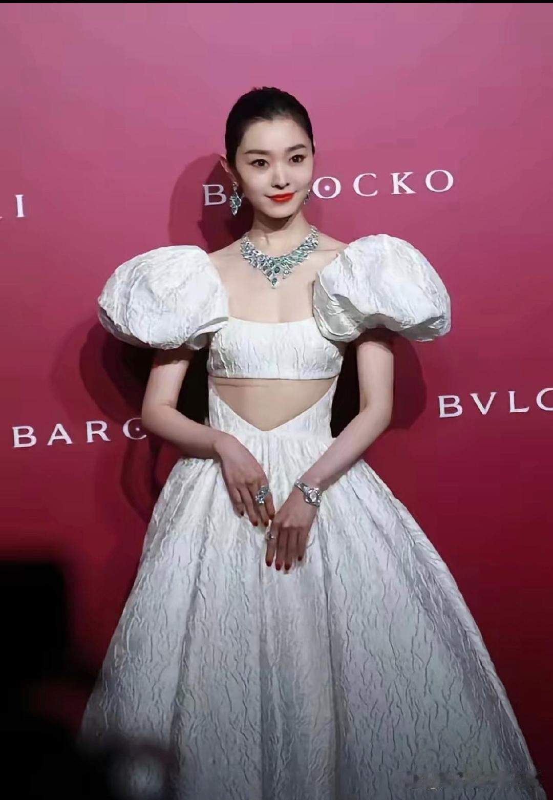 宝格丽这次找对人了，一眼就看到了宋轶身上的珠宝，刘亦菲戴每次都会上演珠宝消失术​