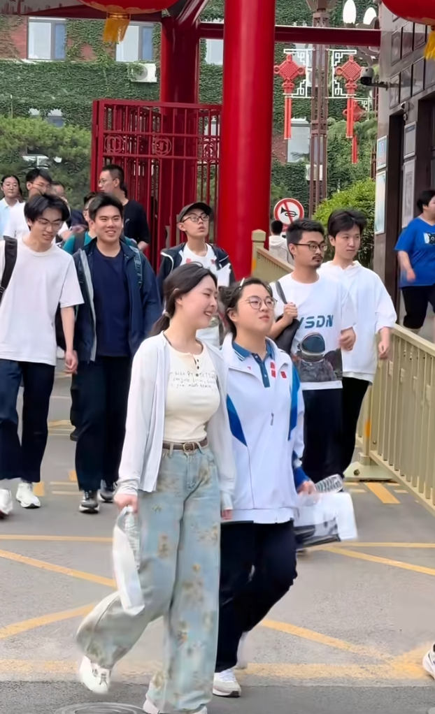 这气质，以后导演组的！！！