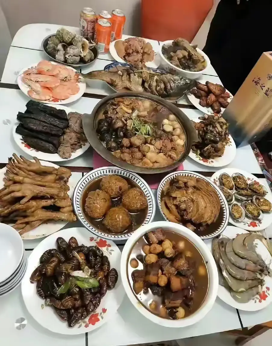 如果两个朋友同时发来照片，叫你去他家吃饭，你会选择哪个？