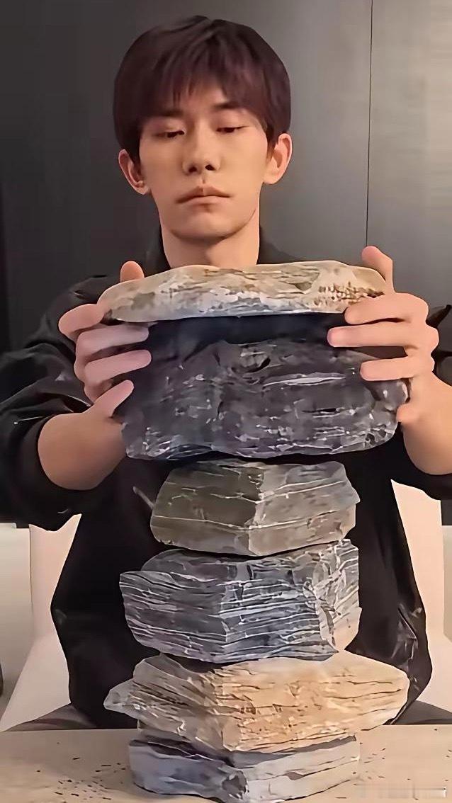 大家说是不是这个意思？我突然明白了易烊千玺为什么直播叠石头——石头代表着压力，他