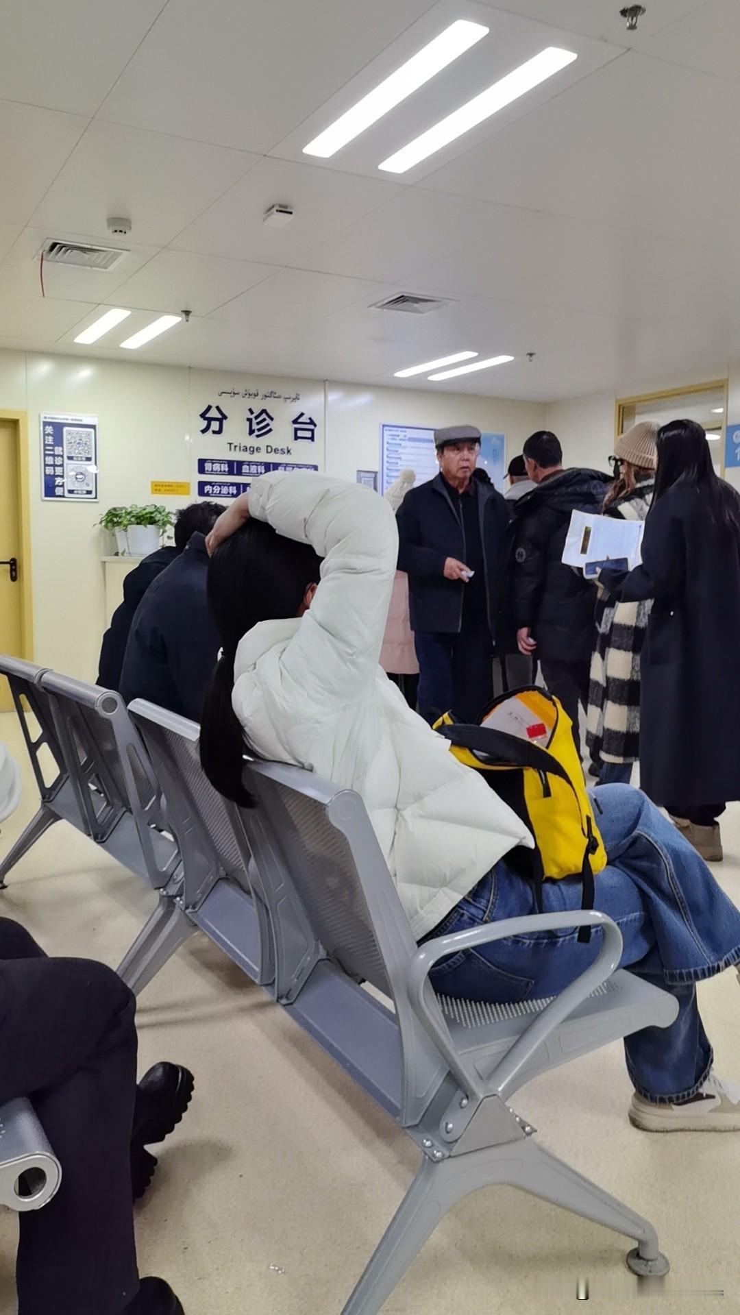医院候诊椅上的这一幕，戳中多少打工人的软肋医院分诊台这张照片，看得人鼻子一
