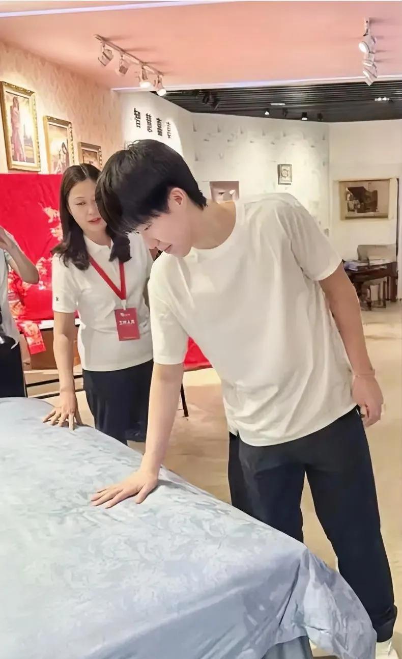 魏桥：作为全球蕞大的棉纺织企业，你让楚钦去看四件套，你没想到他会上手摸？