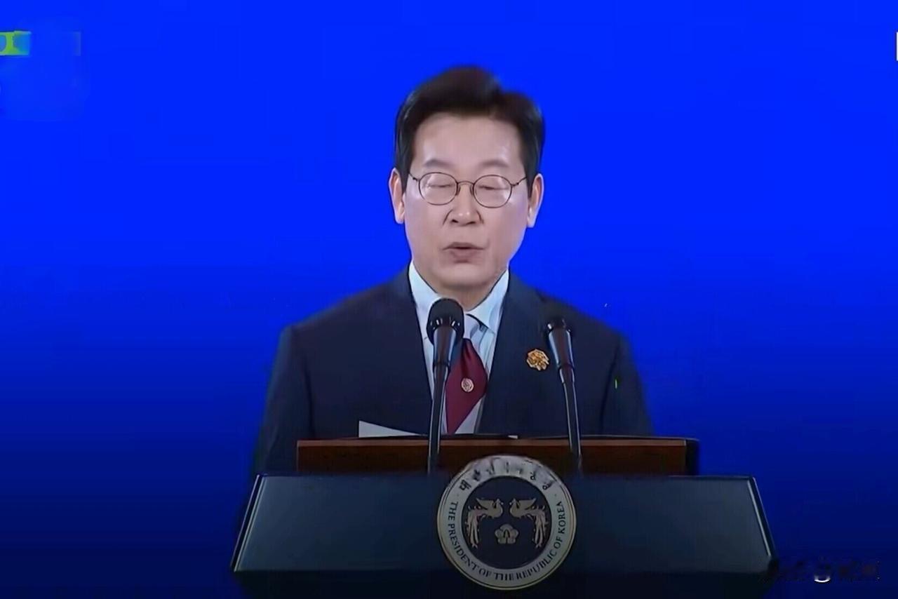 李在明向各国领导人介绍新罗历史。韩国总统李在明在亚太经合组织（APEC）峰会