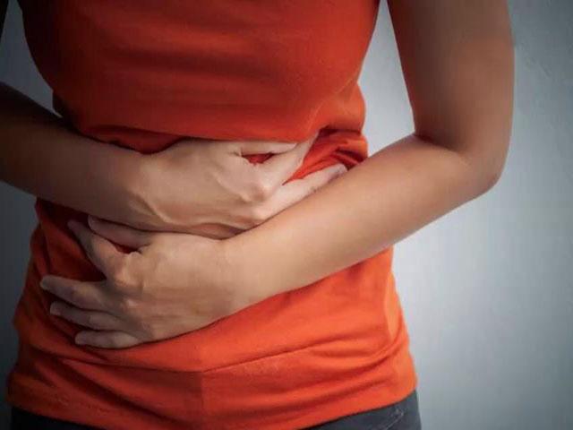 孕妇剖腹生下双胞胎后腹痛多年, 医生剖开肚子后, 老公抱着她大哭
