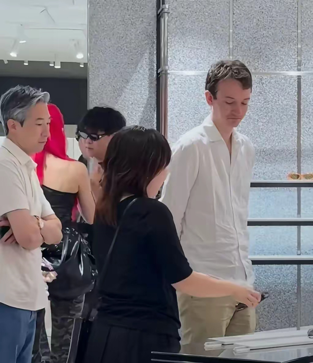 LV三公子韩国被偶遇！低调来看Lisa演唱会，他们居然还在谈[哆啦A梦吃惊