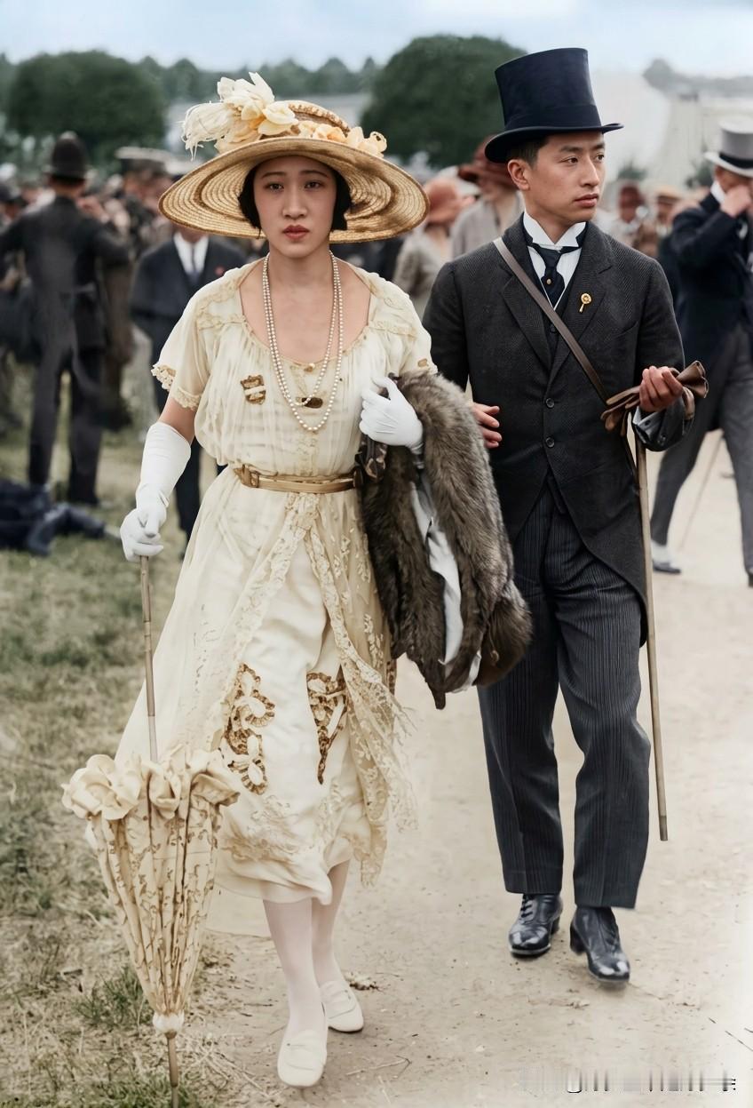 这是1921年外交家顾维钧携妻子黄蕙兰在英国伦敦参加活动时留下的一张老照片，大家