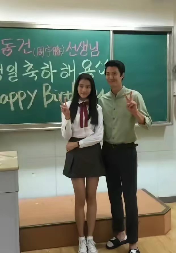 这个过生日的女孩神似关晓彤，连身材也一比一复刻了