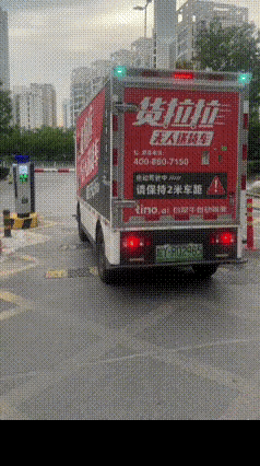 好吧，你俩杠上了[捂脸哭]今天这门怕是出不去了。