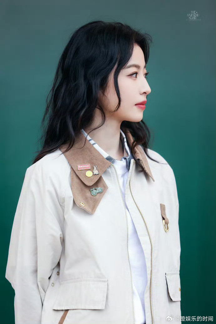 想魂穿周雨彤手里牵着的那只小狗被周雨彤的英伦风硬控了卷毛姐姐用下巴蹭小狗头顶，