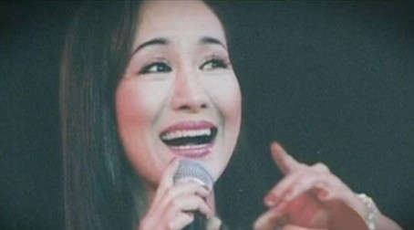 当年，郑绪岚正在后台化妆时，却有人来告诉她：“你的演出被取消了，不用上台了”，面