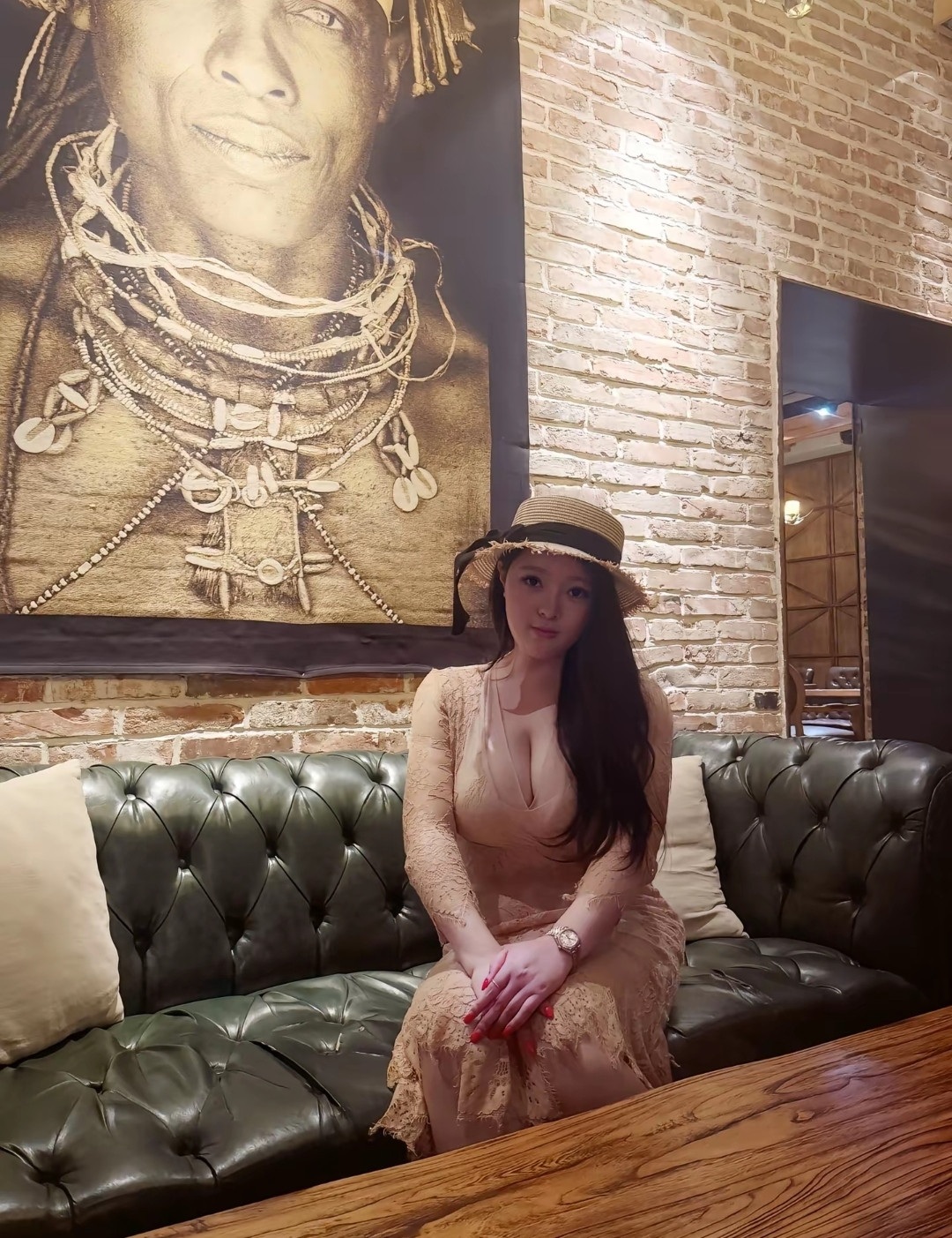 这美女坐在沙发上，好有气质！