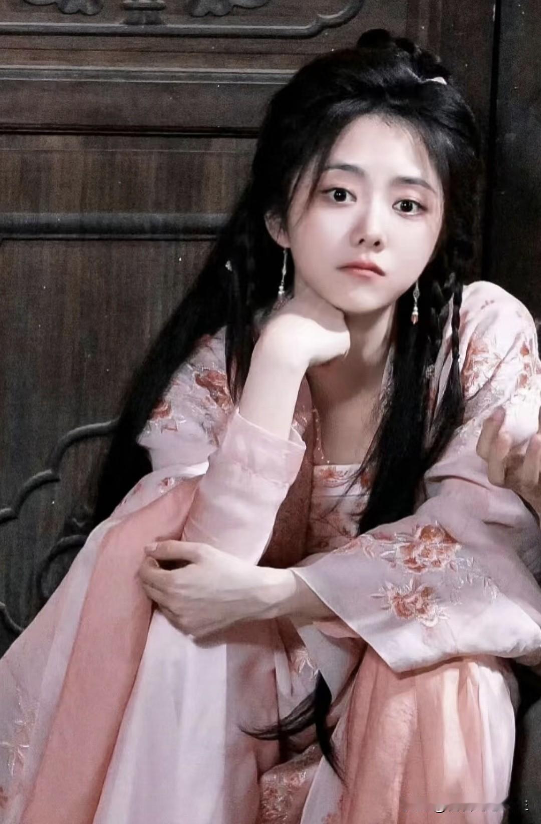 谭松韵宛如从画中走出的古典美人，气质沉静似水，一颦一笑尽显古风雅韵。国风佳人温婉