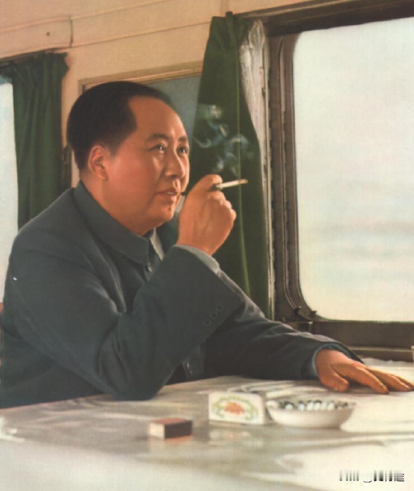 毛主席的这张照片堪称经典，摄影师抓拍的也太真实了吧！直观说明主席抽烟太猛，吸烟吞